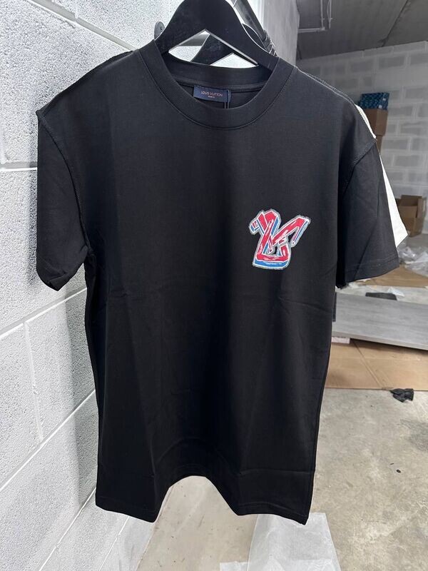 Louis Vuitton LV Men's Women's T-shirts Louis Vuitton LV Men's Women's Black T-shirt Designer Reps Sale UK Man Woman First Copy Replica Cheap Price Fake Rep Tee Shirts Brand Logo T-shirts Unisex Luxury 1st Copies Tshirts Fakes Men Women 1:1 T Shirt AAA Original Tshirt Duplicate