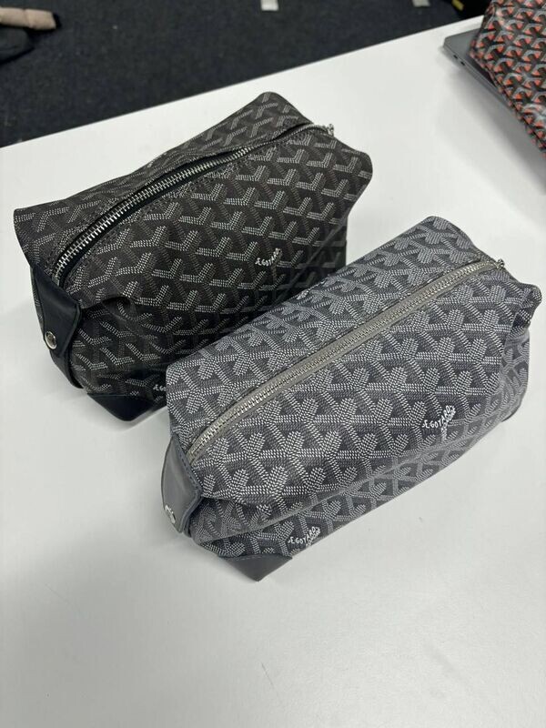 Grey and Black Gucci Cheaper Leather Replica Zipper Bags For Women Mens
GG Goyard Toiletry Fake Cheap Rep Woman Reps Womens Women's First Copy Logo Best Dust Zipper Pocket Crescent Hand Bag Mini Buckle Closures Stylish Dusbag Men's Cosmetics Travel 
