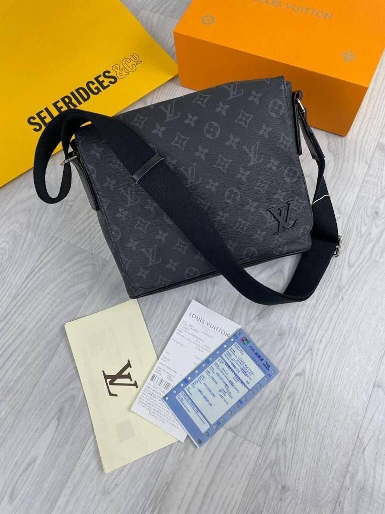 Louis Vuitton Men LV District Mens Messenger Crossbody Man Fake Bag with Monogram Canvas, Colour: Black LV Monogram