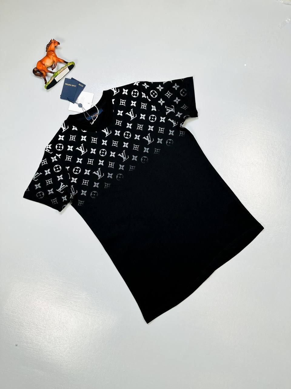 Louis Vuitton Men's Women's LV Designer Reps Black White T-shirt Sale UK Man Woman First Copy Cheap Price Replica Fake Tshirts Rep Unisex Tshirts 1:1 Luxury Fakes Men Women T-shirts Tee Shirt Brand Logo T Shirts 1st Copies Fashion Tees