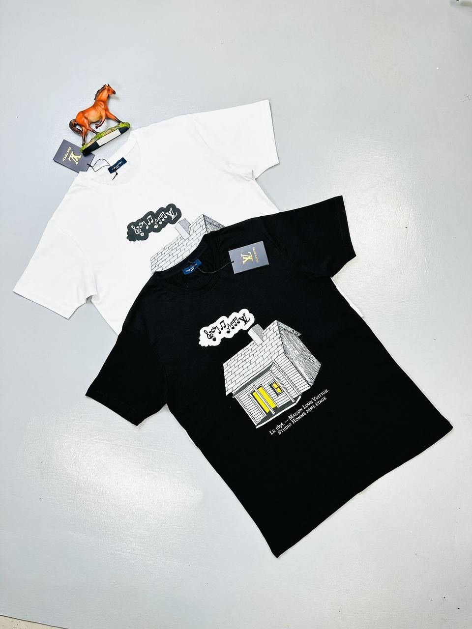 Louis Vuitton Men's Women's Designer Rep Black White T-shirt AAA Sale UK Men Women Cheap Price Reps Tshirts First Copy Fake T-shirts Man Woman 1st Copies Replica T Shirts Fakes LV Brand Logo Luxury Tee Shirt 1:1 Unisex Tshirt Duplicate