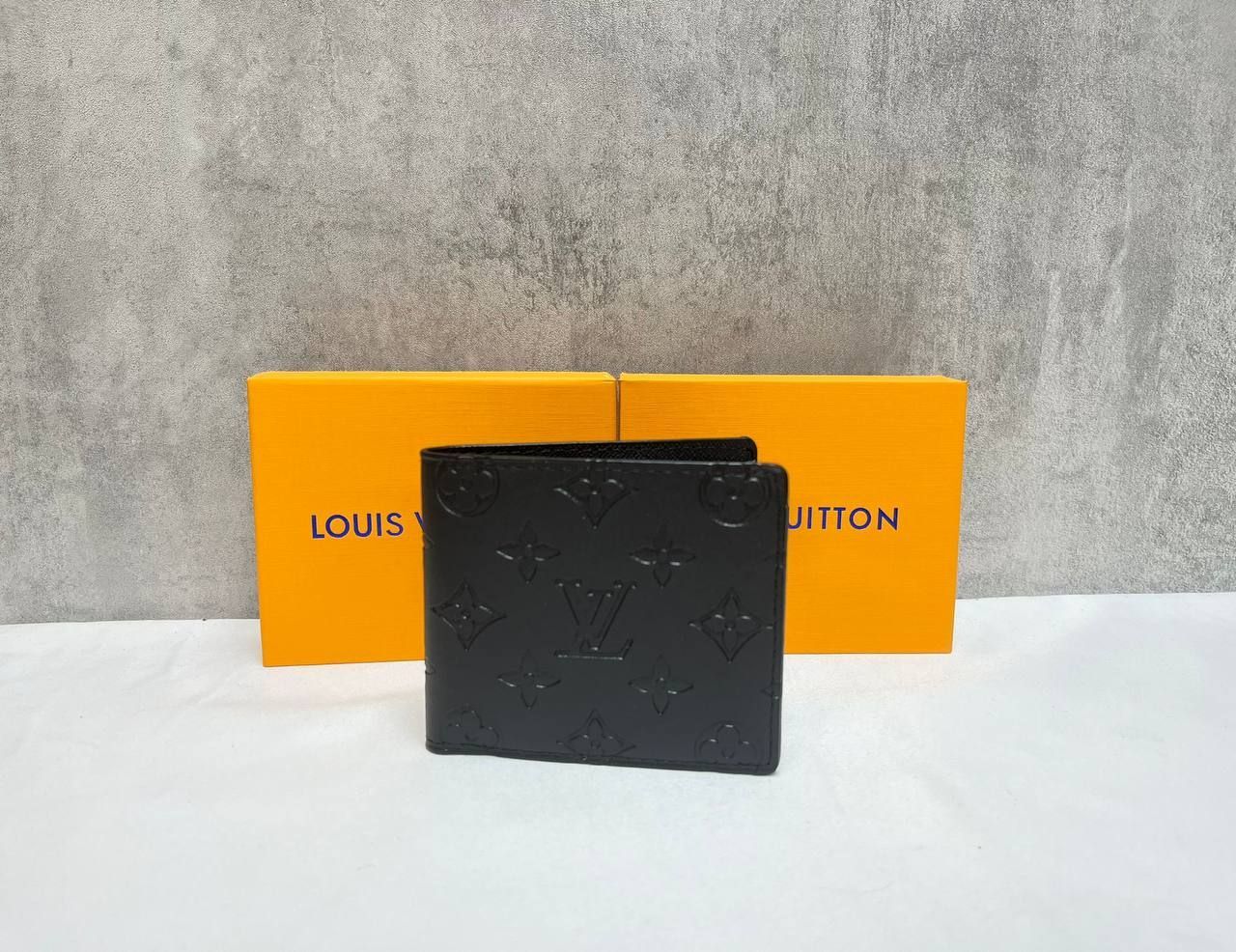 Louis Vuitton Men's LV Logo Leather Designer Black Wallets Sale UK Men First Copy Wallet Man Luxury Cheap Price Purse Fakes Reps 1st Copies Replica Card Holder 1:1 Fake Rep Brand Logo Bifold Monogram Purses 1 to 1 AAA Duplicate