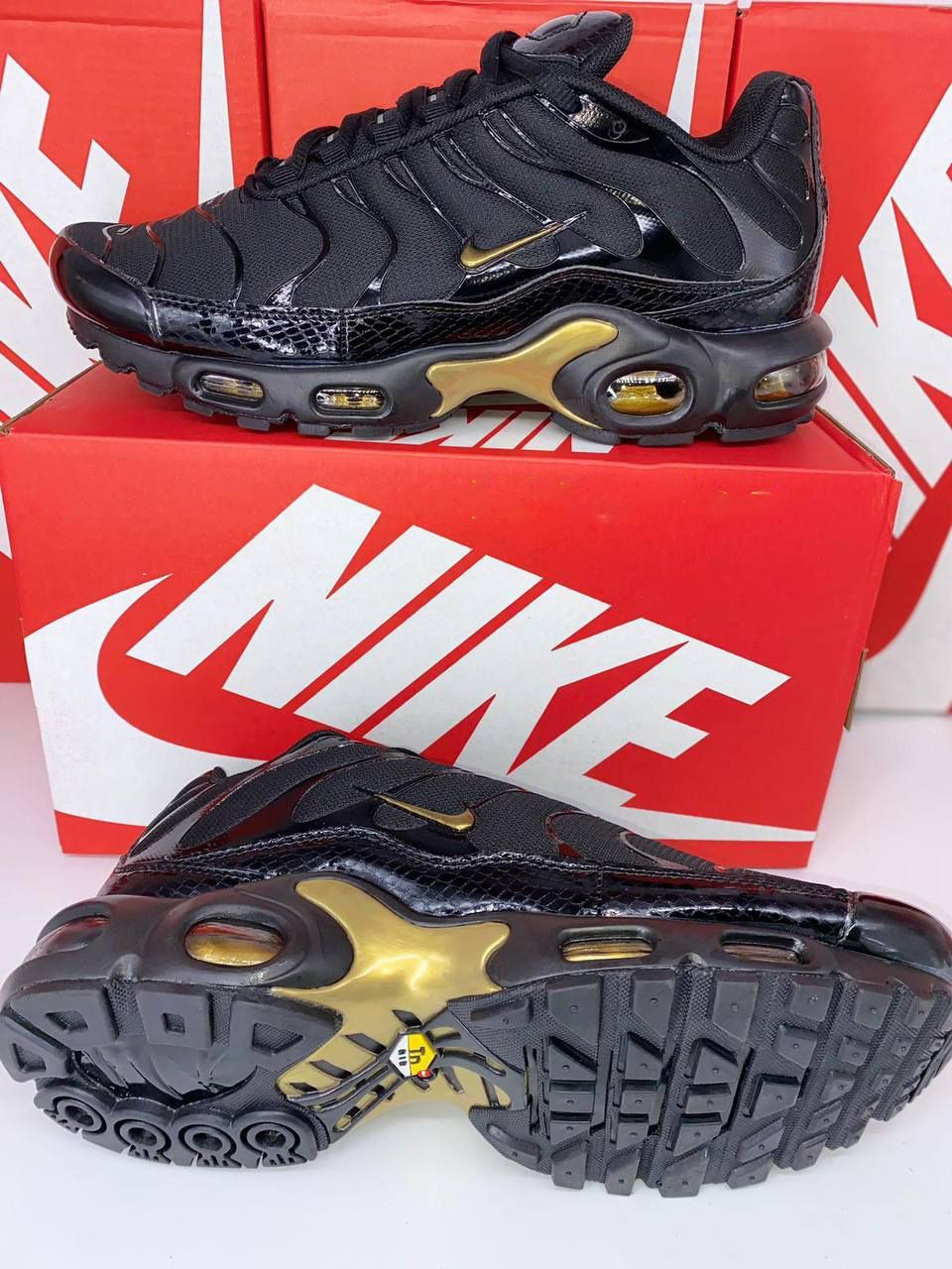 Nike TN Air Max Plus Men Black Metallic Gold