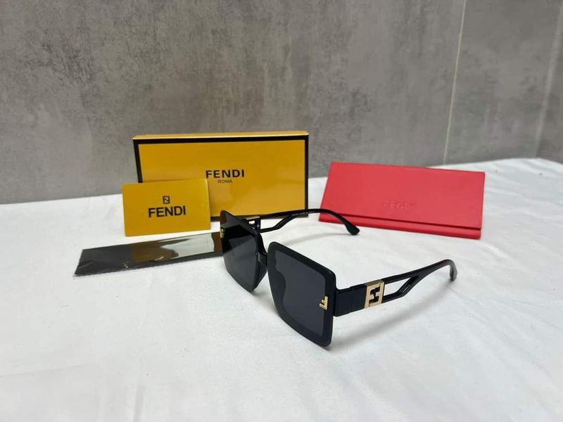 Fendi Sunglasses Square Frame Dark Black Fendi Sunglasses Square Frame Dark Black