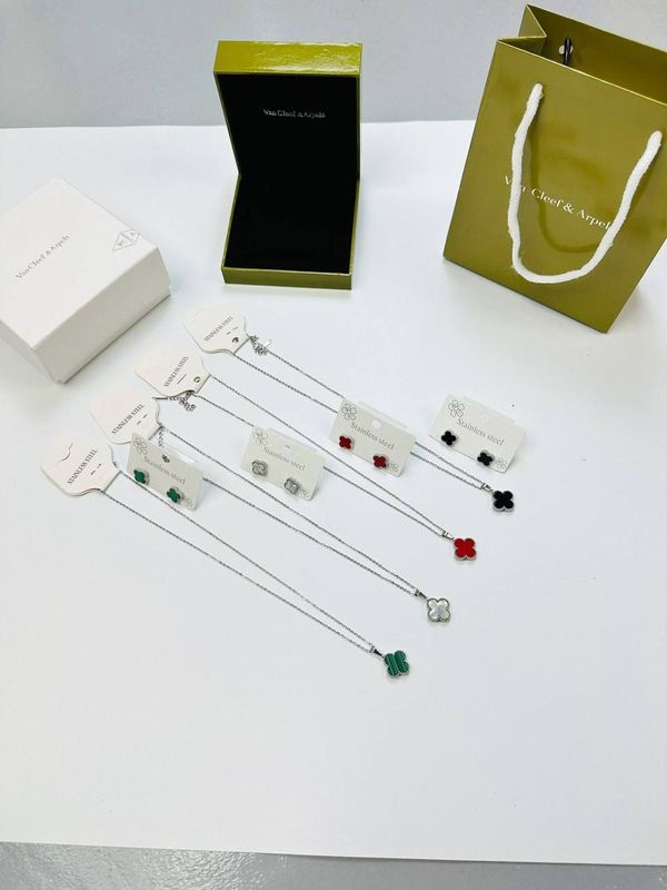 Van Cleef and Arpels Fine Jewellery Women Necklaces & Earrings