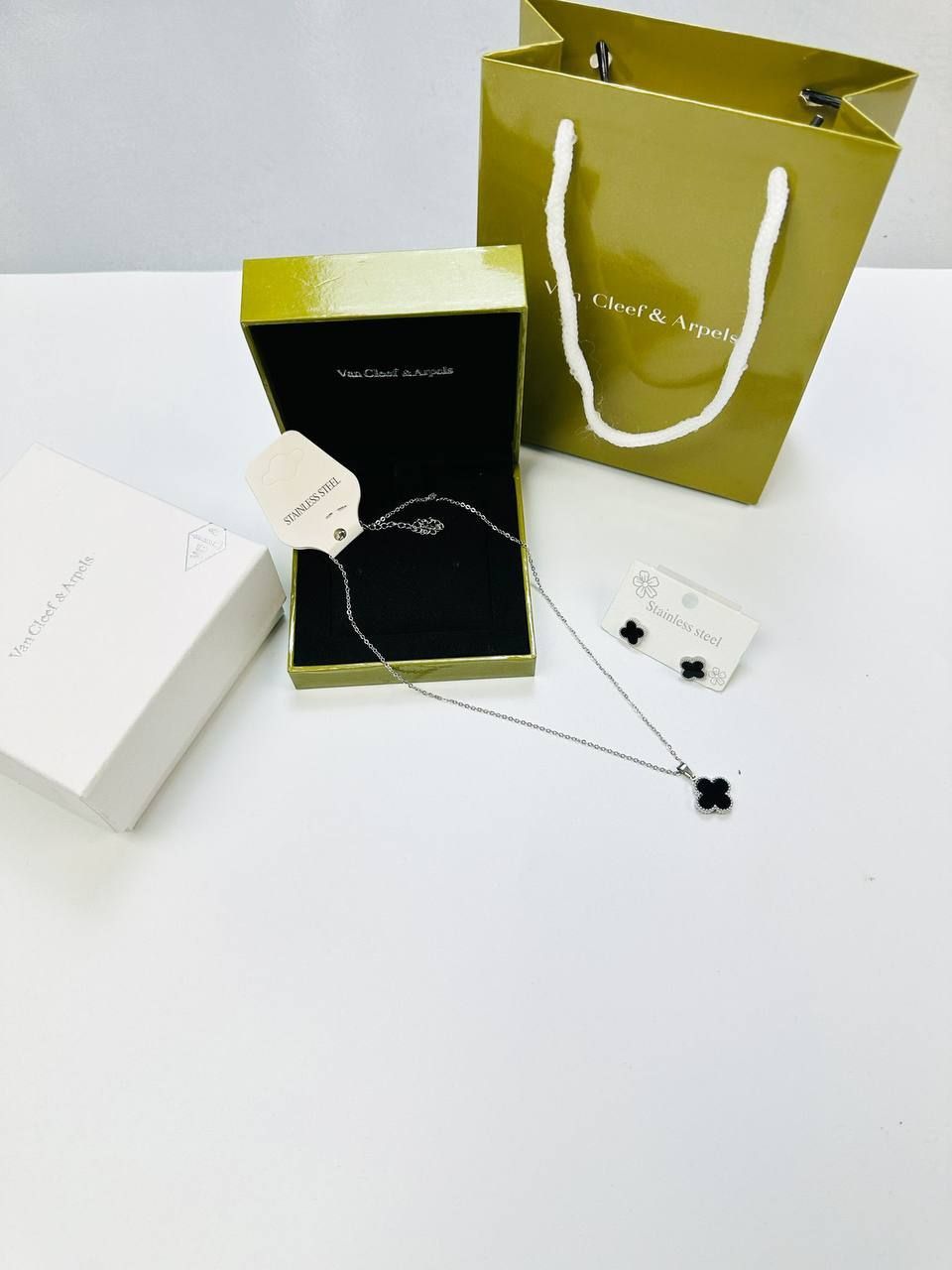 Van Cleef and Arpels Fine Jewellery Women Necklaces & Earrings, Colors: Black