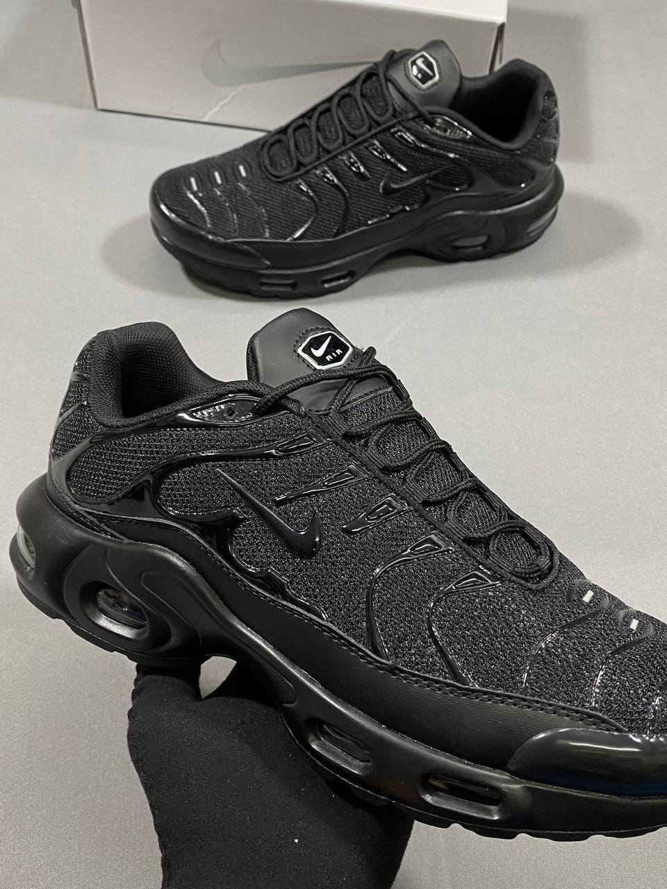 Nike Air Max Plus Men Trainers in Multiple Colors, Colors: Black