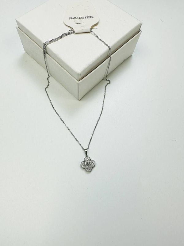 Van Cleef and Arpels Women Necklace Fine Jewellery Van Cleef and Arpels Women Necklace Fine Jewellery