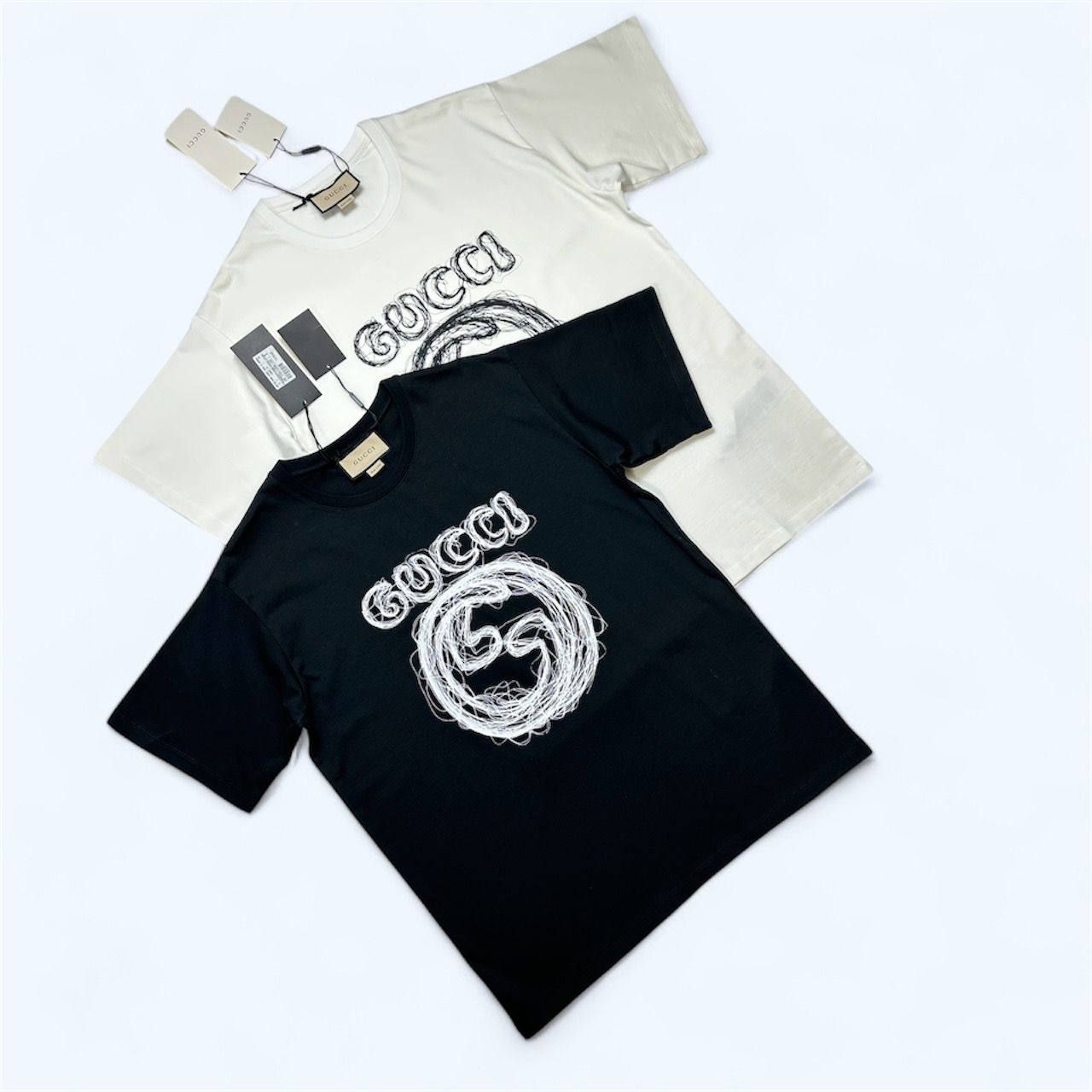 Gucci Men's Women's GG Logo Replica Fake AAA T-Shirt Sale UK Men Women First Copy Reps T-shirts Cotton Jersey Tee Shirt Man Woman Rep Cheap Price T Shirts 1st Copies Unisex Tees Tshirts Crew Neck Tshirt Black White Brand Duplicate