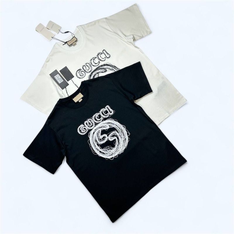 Gucci Men's Women's GG Logo T-Shirts Black White Gucci Men's Women's GG Logo Replica Fake AAA T-Shirt Sale UK Men Women First Copy Reps T-shirts Cotton Jersey Tee Shirt Man Woman Rep Cheap Price T Shirts 1st Copies Unisex Tees Tshirts Crew Neck Tshirt Black White Brand Duplicate
