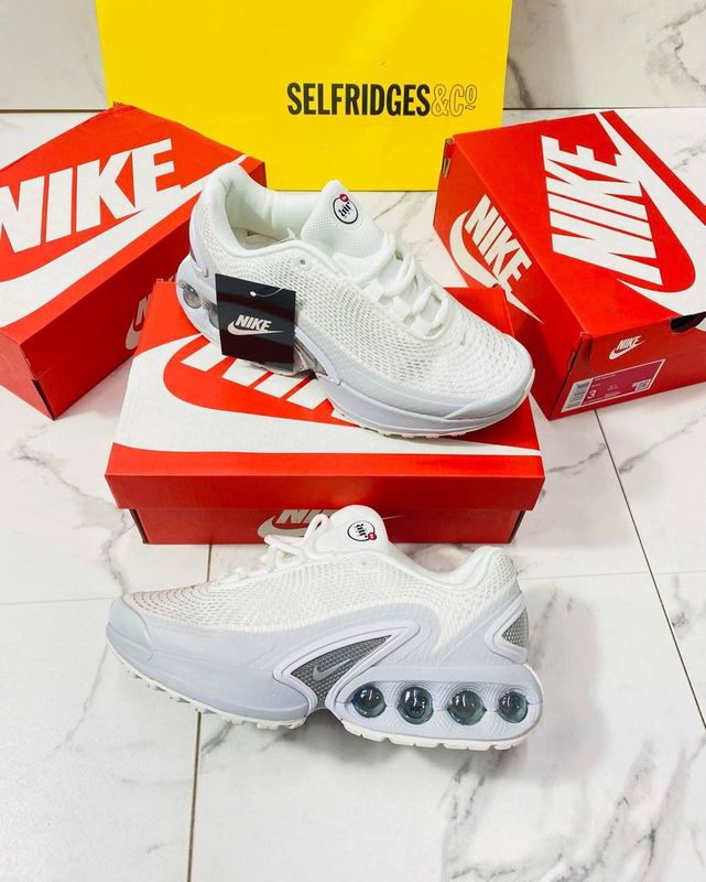 Nike Air Max DN White/Metallic Trainers For Men's Nike Air Max DN White/Metallic Trainers For Men's