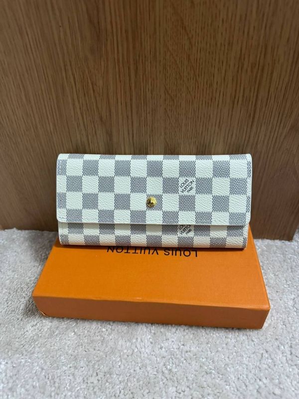LOUIS VUITTON Damier Ladies Purse in White Color LOUIS VUITTON Damier Ladies Purse in White Color