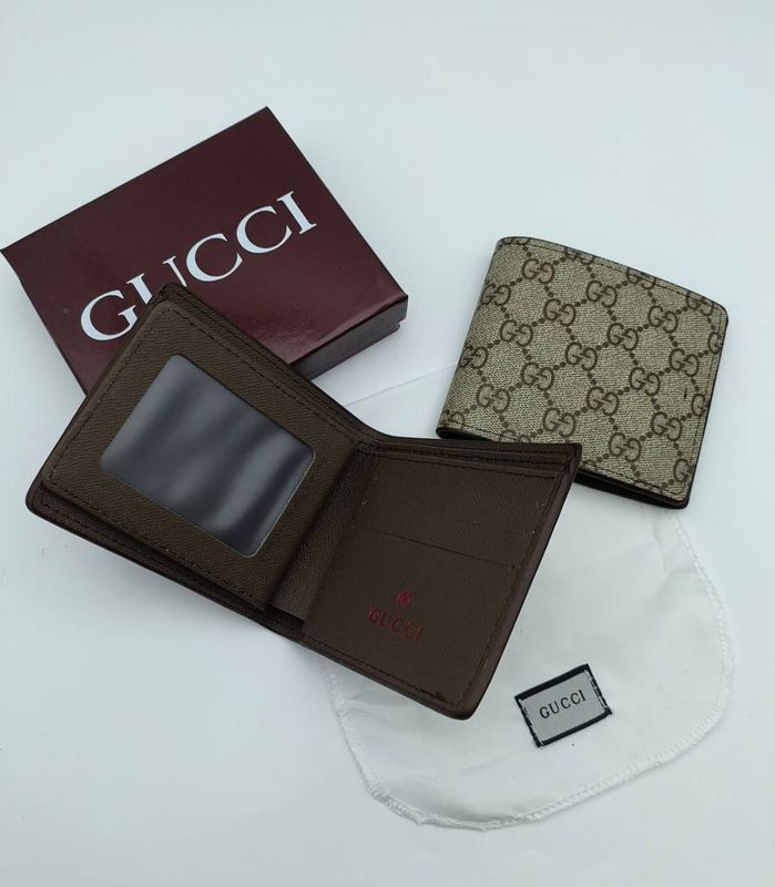 Gucci GG Supreme-Canvas Bi-fold Wallet For Men's in Beige Color Gucci GG Supreme-Canvas Bi-fold Wallet For Men's in Beige Color