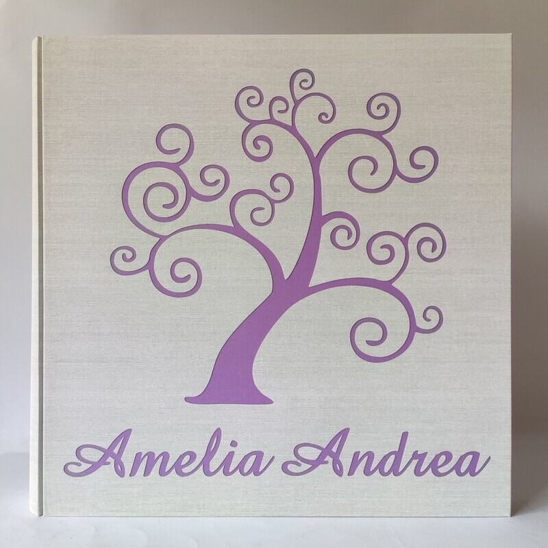 Album fotografico con albero della vita e nome.
Le copertine dei nostri album sono in legno rivestite in questo caso in tela di lino.
Il nome in copertina e i colori sono personalizzabili.