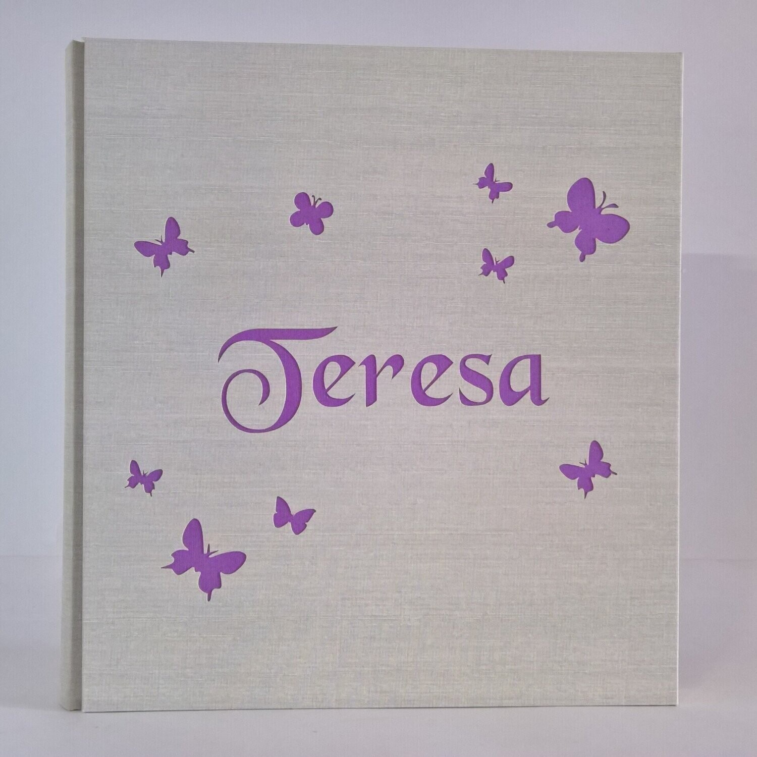 Album fotografico in tela di lino con farfalle e nome inciso
Le copertine dei nostri album sono in legno rivestite in questo caso in tela di lino.
Il nome in copertina e i colori sono personalizzabili.