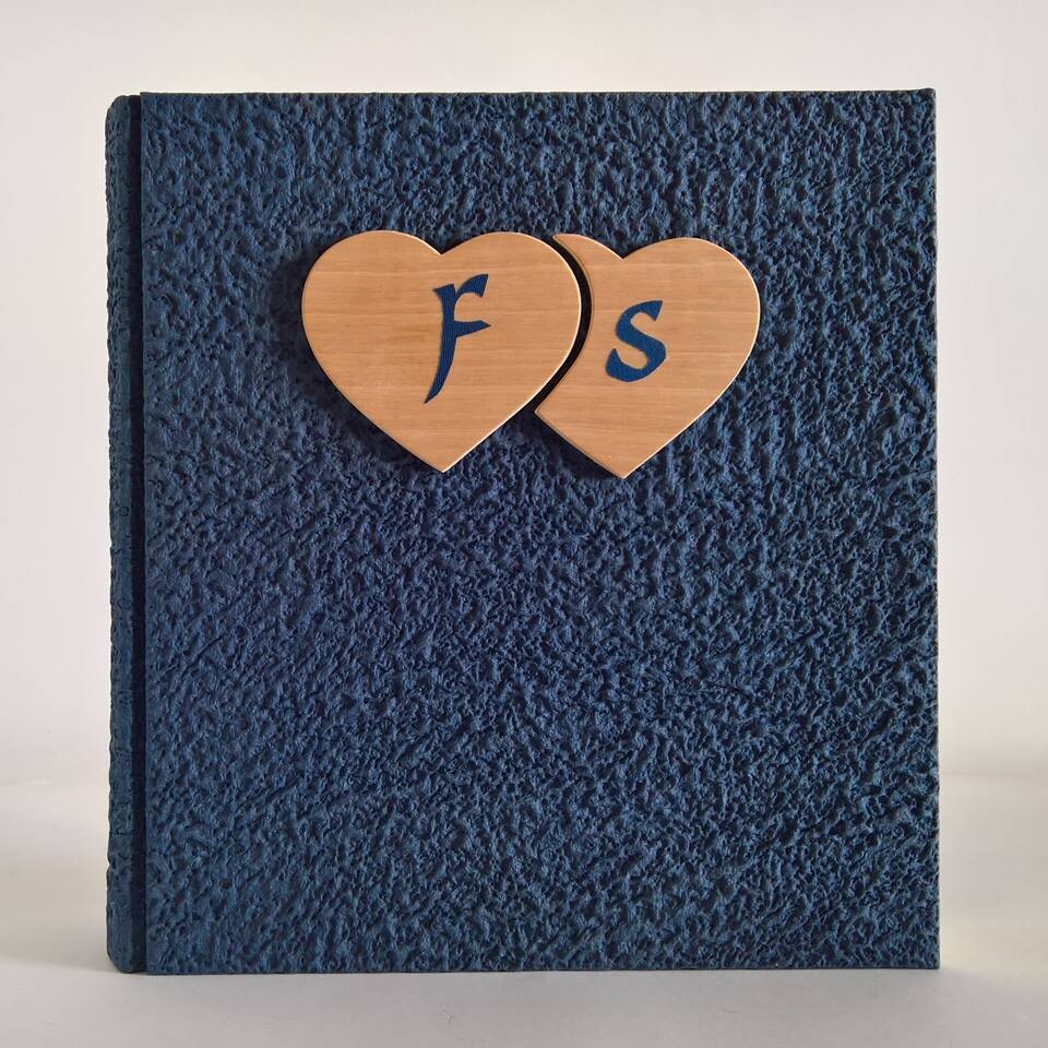 Album fotografico moonrock blu cuori legno e iniziali