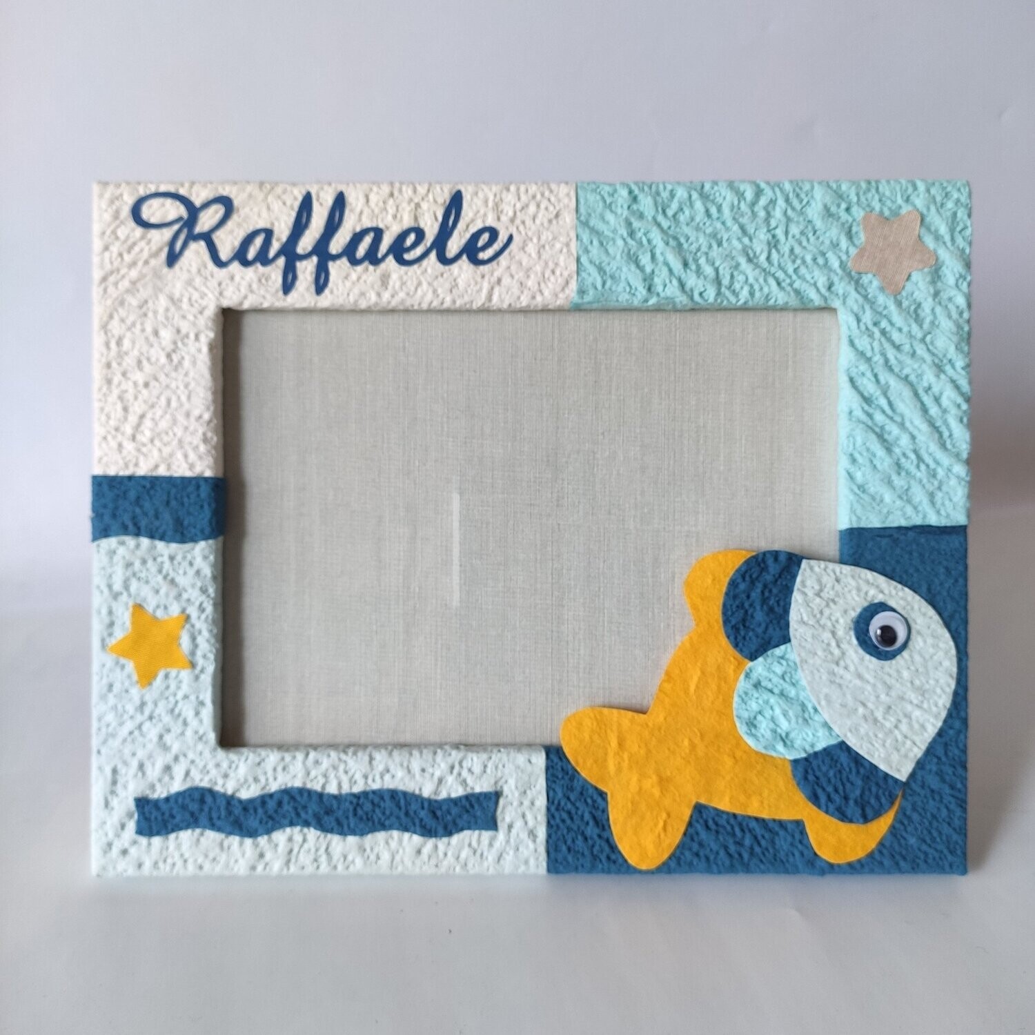 Cornice in legno patchwork pesce e nome in tela