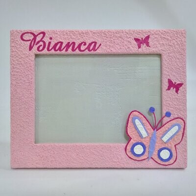 Cornice in legno rosa con farfalla, nome in tela