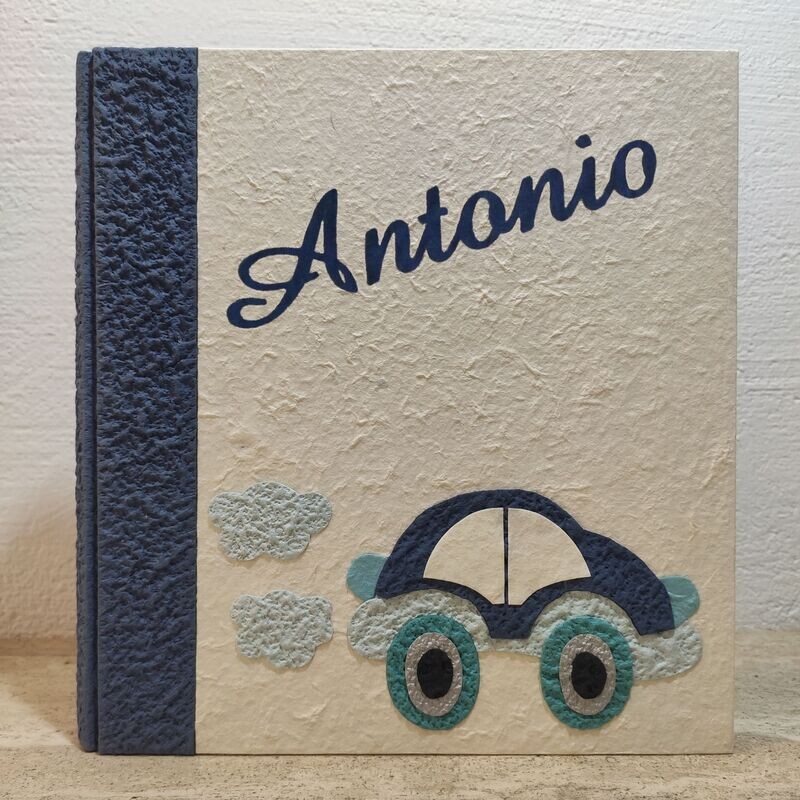 Album fotografico blu e avorio con automobilina e nome