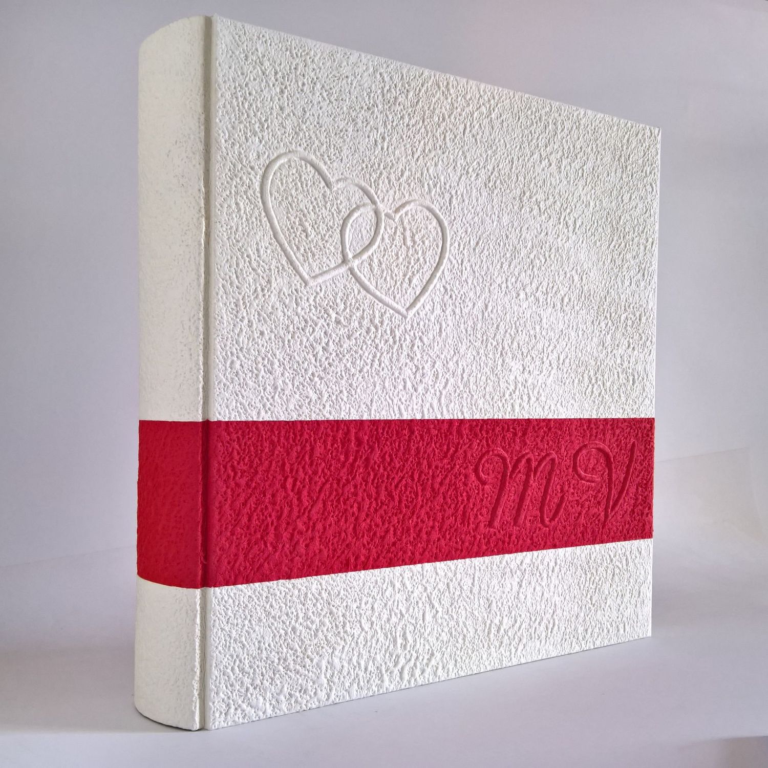 Album fotografico bianco con fascia rossa cuori e iniziali