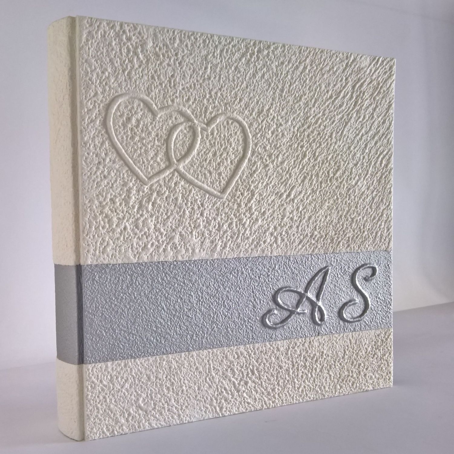 Album fotografico bianco con fascia argento cuori e iniziali