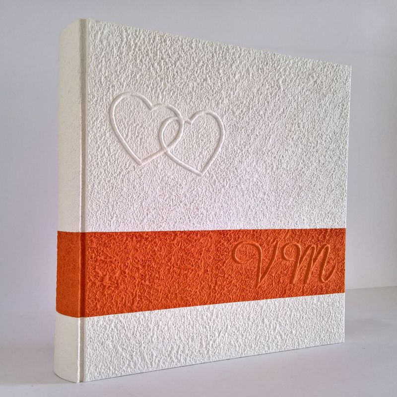 Album fotografico bianco con fascia arancione cuori e iniziali
