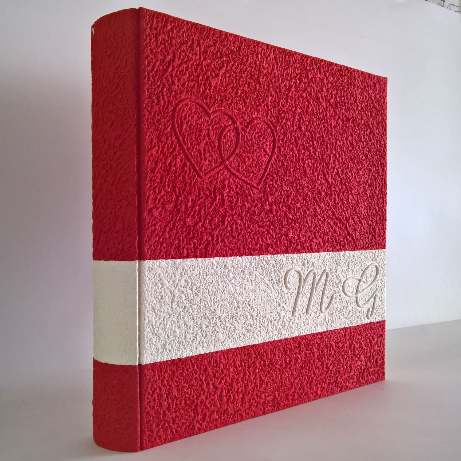 Album fotografico rosso con fascia bianca cuori e iniziali
