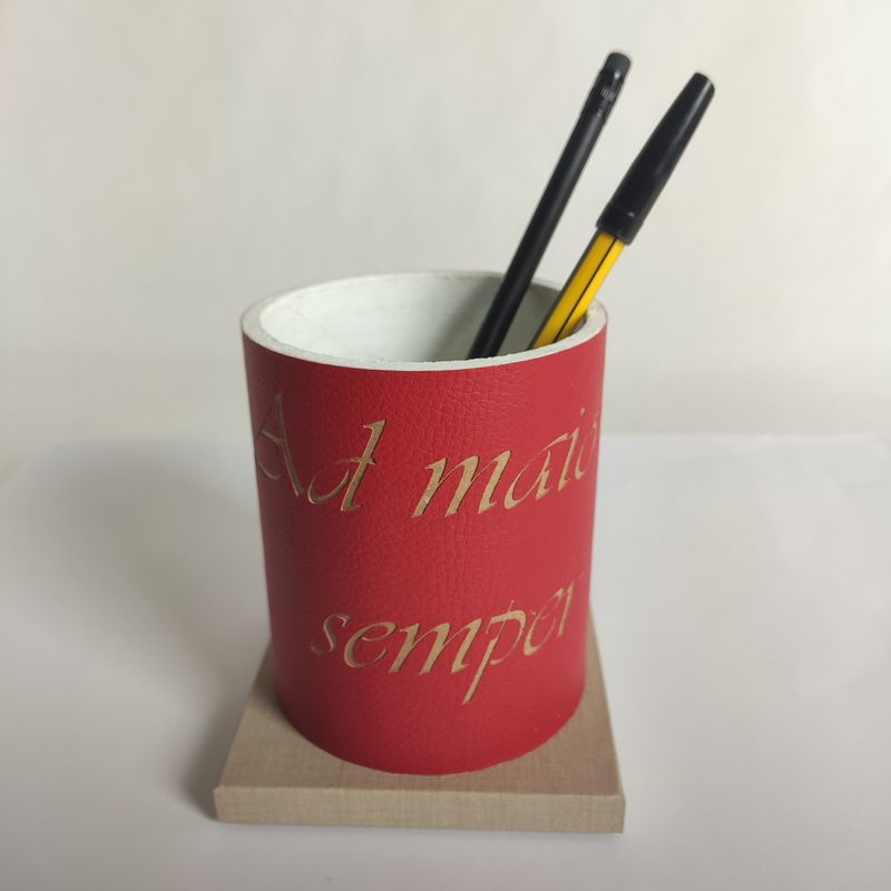Portapenne con tocco e frase incisa laurea