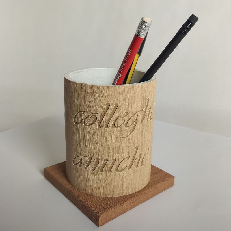 Portapenne con cuore e frase incisa legno
