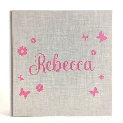 Album fotografico con farfalle, fiori e nome incisi