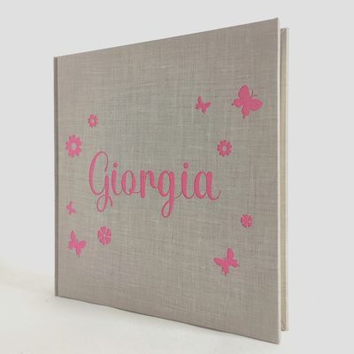 Album fotografico con farfalle, fiori e nome incisi 2