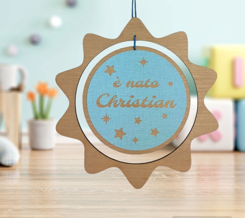 Fiocco nascita sole in legno e tela, fuoriporta con "è nato/a" stelle e nome