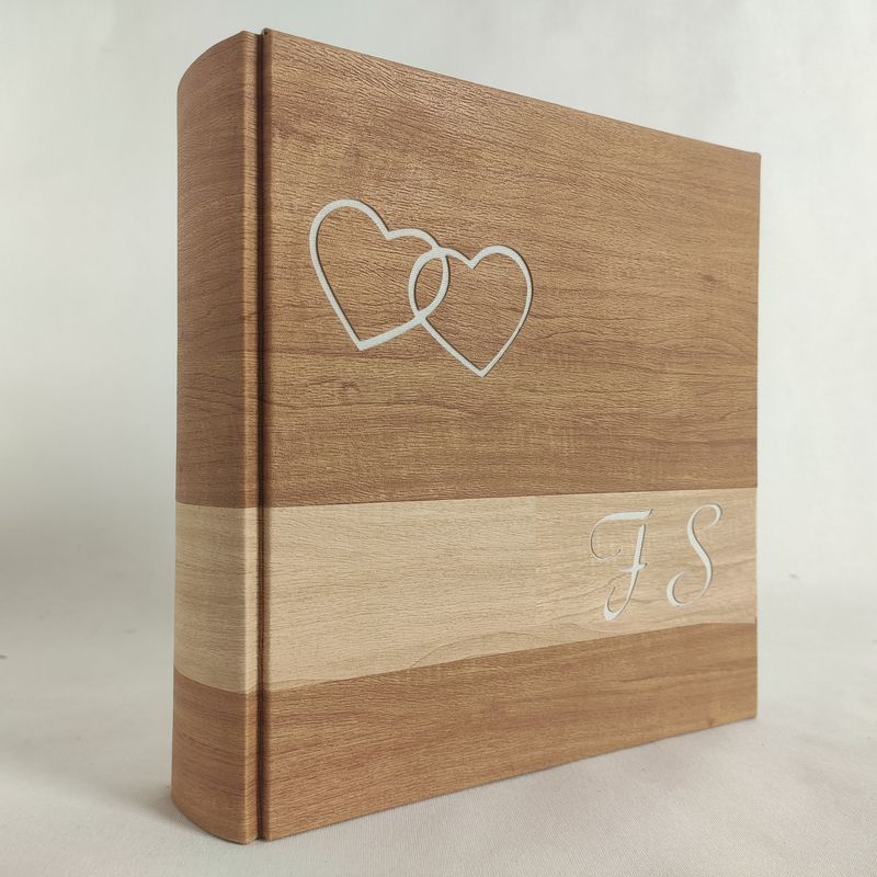 Album fotografico legno con fascia cuori e iniziali incisi
