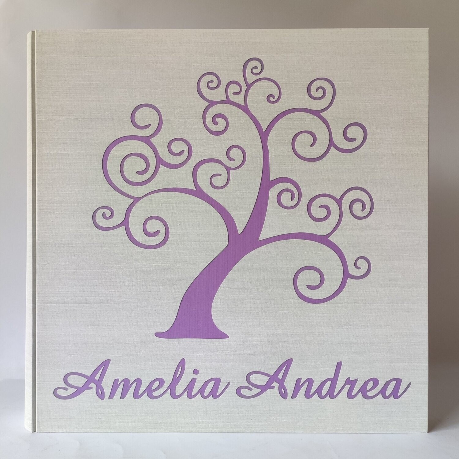 Album fotografico lino albero della vita e nome inciso Album fotografico con albero della vita e nome.
Le copertine dei nostri album sono in legno rivestite in questo caso in tela di lino.
Il nome in copertina e i colori sono personalizzabili.