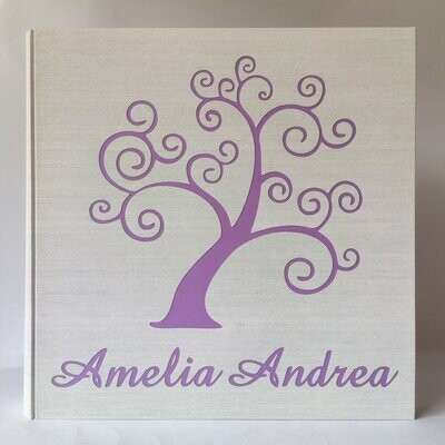 Album fotografico lino albero della vita e nome inciso Album fotografico con albero della vita e nome.
Le copertine dei nostri album sono in legno rivestite in questo caso in tela di lino.
Il nome in copertina e i colori sono personalizzabili.