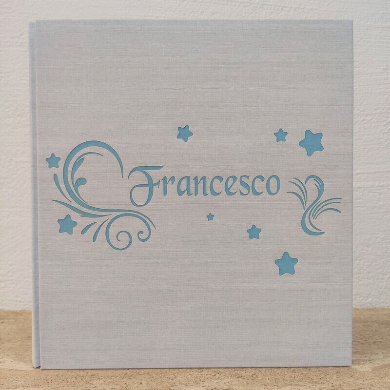 Album fotografico con nome, decori e stelle Album fotografico con stelle e nome inciso
Le copertine dei nostri album sono in legno rivestite in questo caso in tela di lino.
Il nome in copertina e i colori sono personalizzabili.