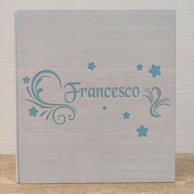 Album fotografico con nome, decori e stelle Album fotografico con stelle e nome inciso
Le copertine dei nostri album sono in legno rivestite in questo caso in tela di lino.
Il nome in copertina e i colori sono personalizzabili.