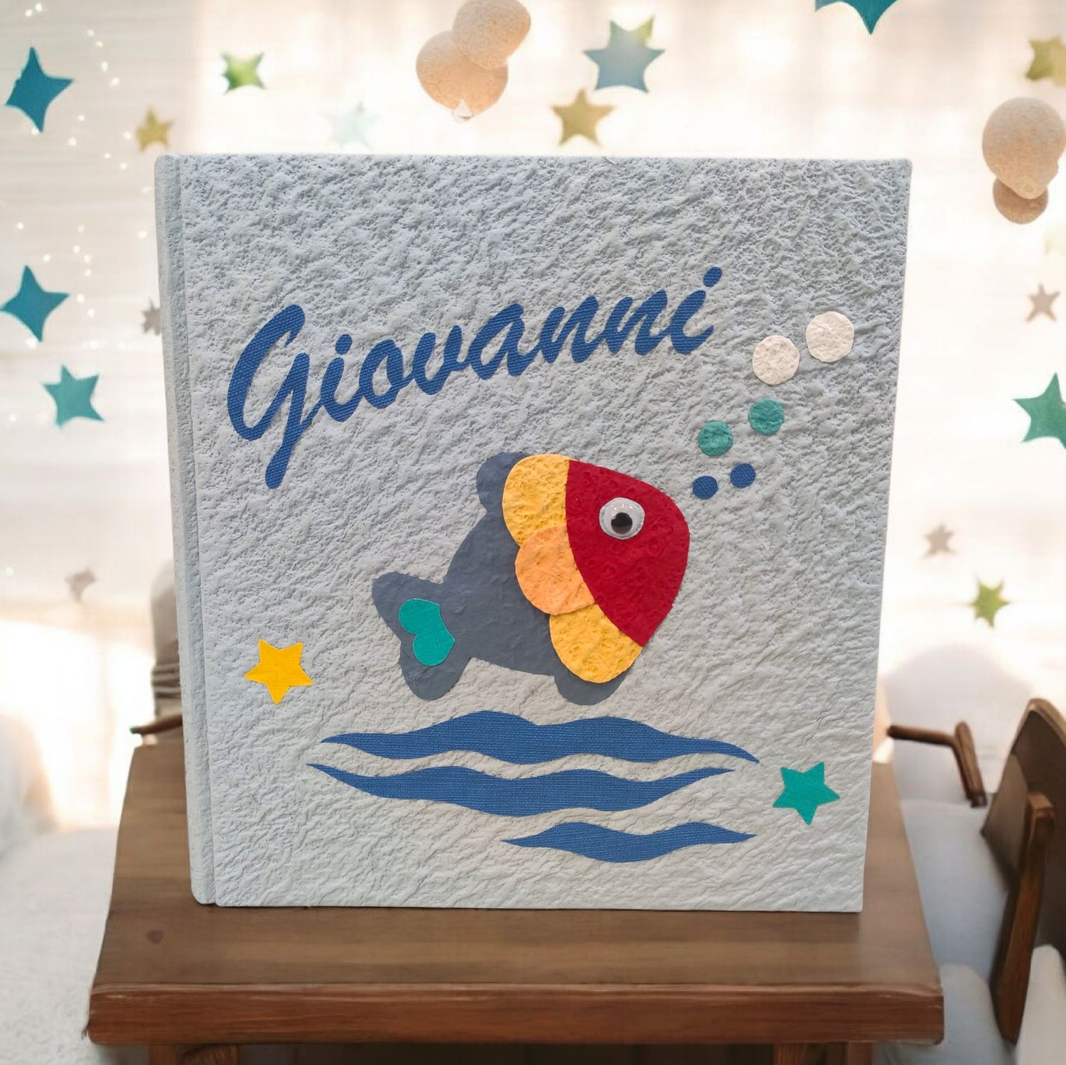 Album fotografico celeste con pesciolino, onde, bolle e nome