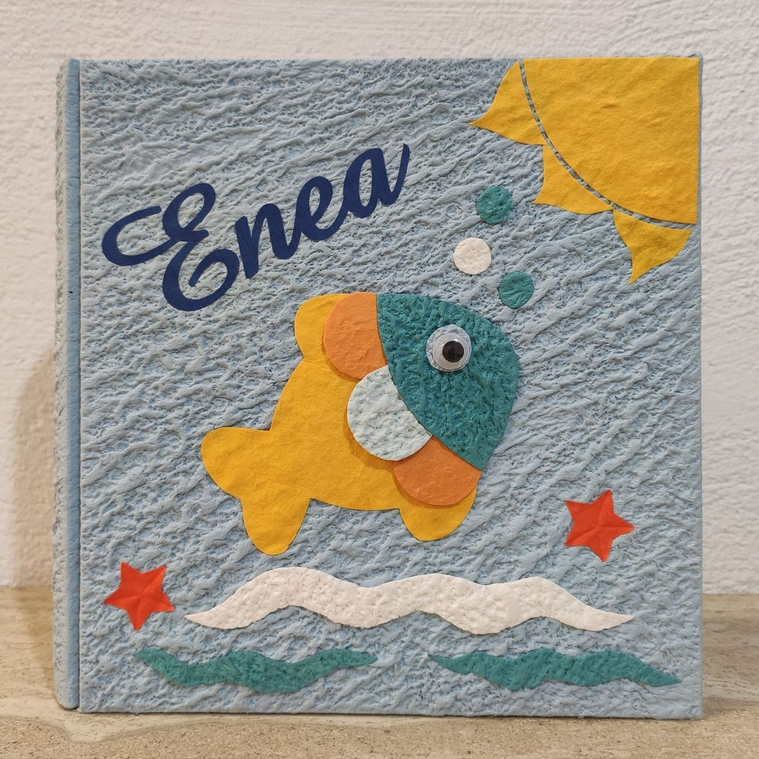 Album fotografico celeste con pesciolino, sole e nome