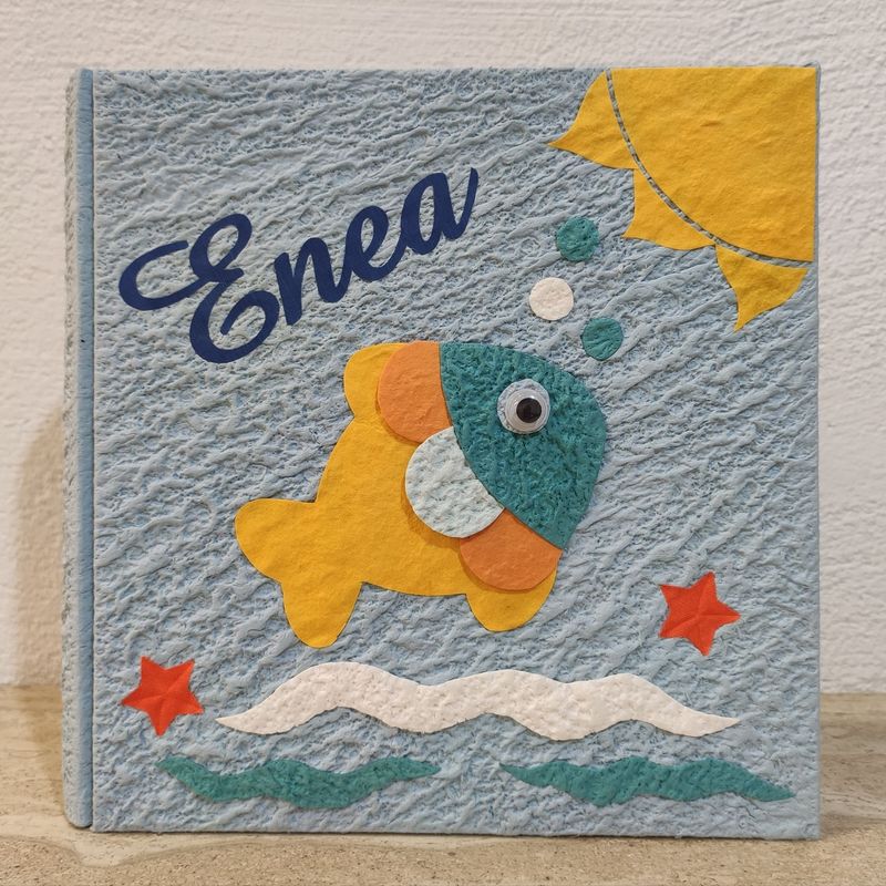 Album fotografico celeste con pesciolino, sole e nome