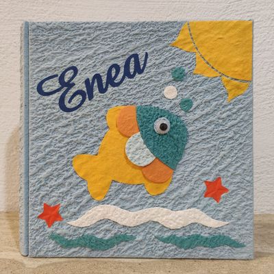 Album fotografico celeste con pesciolino, sole e nome Album fotografico celeste con pesciolino, sole e nome