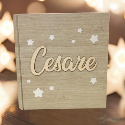 Album fotografico nome in legno e stelle incise Album fotografico nome in legno e stelle incise
