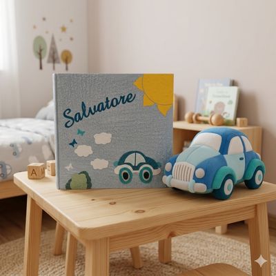 Album fotografico celeste con macchinina, sole e nome