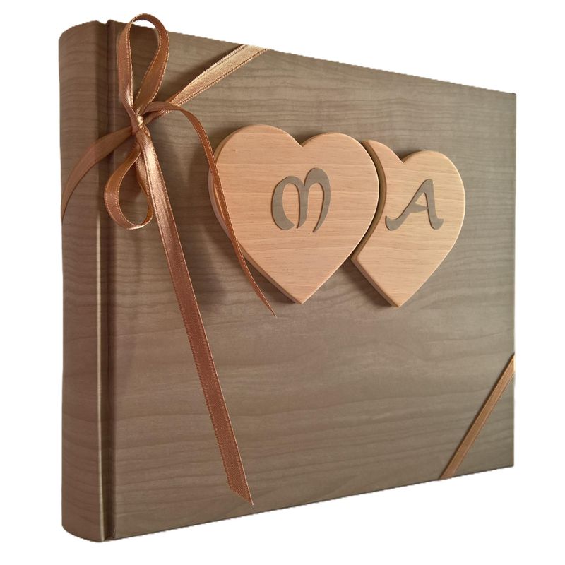 Album fotografico con cuori legno e iniziali Album fotografico con cuori legno e iniziali