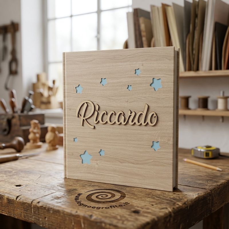 Album fotografico nome in legno e stelle incise Album fotografico nome in legno e stelle incise