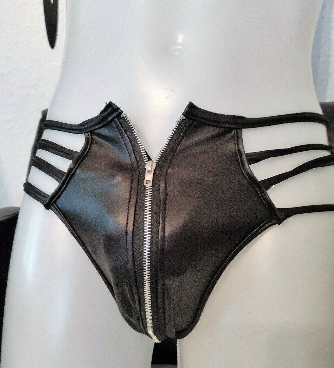 Männer Shorty, Tanga in Lederoptik mit Zipper &amp; Riemen, Wetlook Style, PU, Faux Leather, Black, One Size