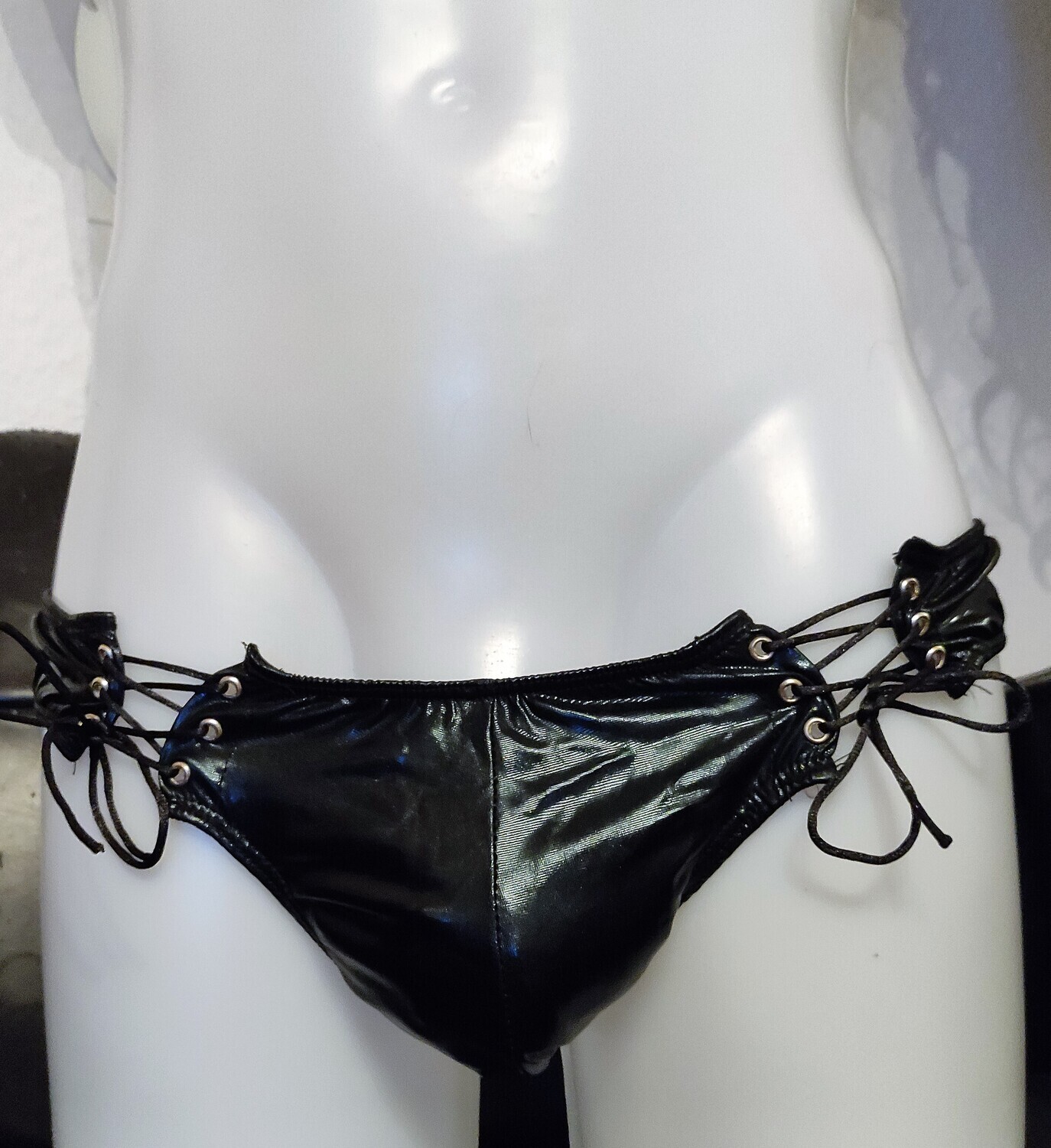 HOT! Mega &quot;Glossy&quot; Lackleder Schnürslip, Hipster, Wetlook, PU, Spiegelglanz, Black