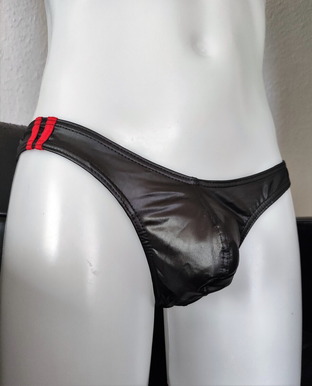 &quot;Second-Skin&quot; String Tanga Lederoptik Slip in Wetlook Premium Qualität, Farbe Schwarz