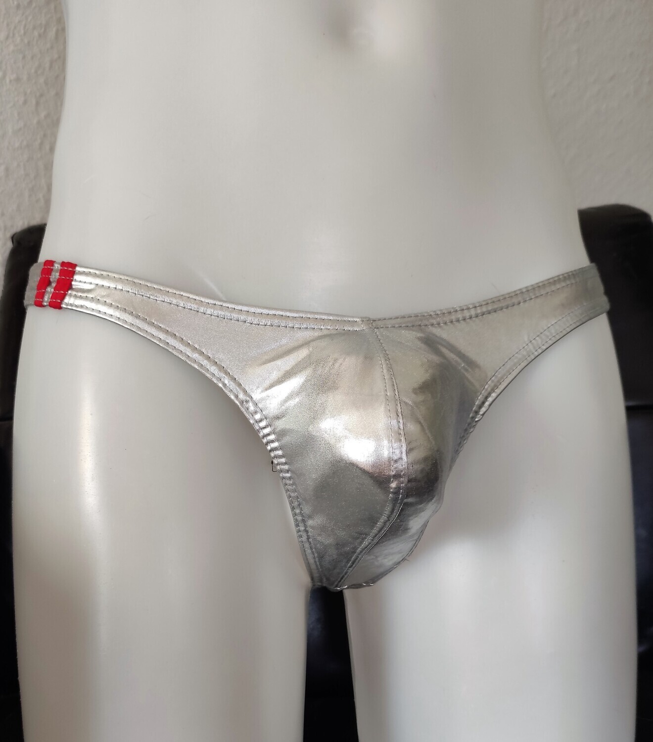 &quot;Second-Skin&quot; String Tanga Lederoptik Slip in Wetlook Premium Qualität, Farbe Silber