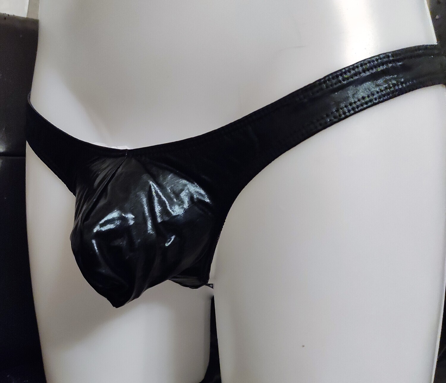 Mega Hot! &quot;Glossy-Metallic-String&quot; Tanga Wetlook Spiegelglanz, Black One Size